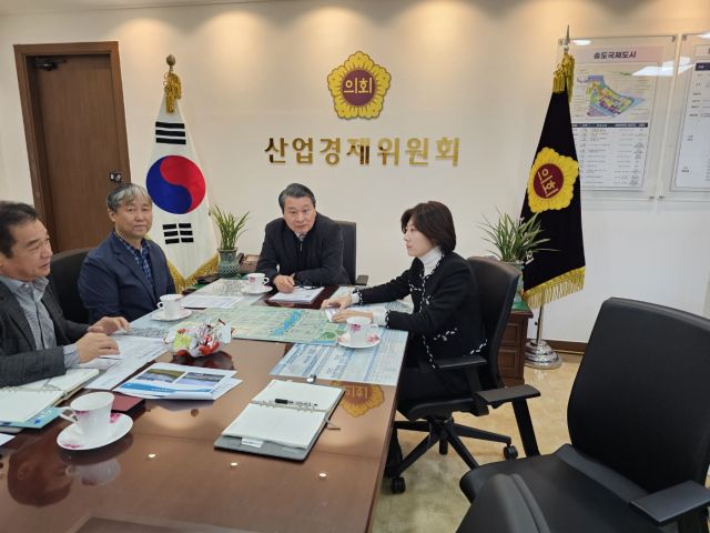 인천시의회 산업경제위원회와 인천경제자유구역청이 산업경제위원장실에서 청라국제도시공원 커넬웨이 수질 개선과 활성화를 주제로 논의를 하고 있다. 시의회 제공