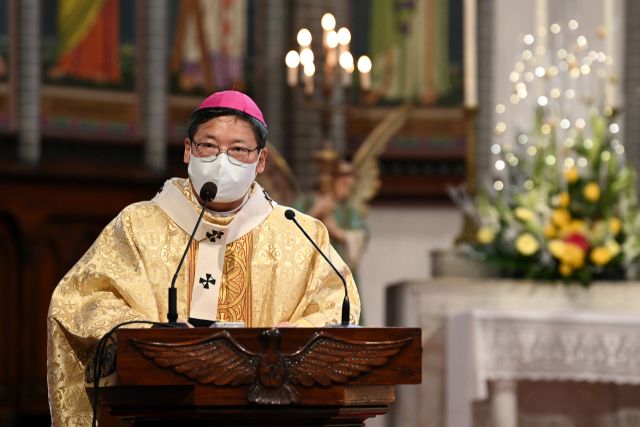 천주교 서울대교구장 정순택 대주교가 25일 서울 중구 명동성당에서 주님 성탄 대축일 낮 미사를 집전하고 있다. 연합뉴스