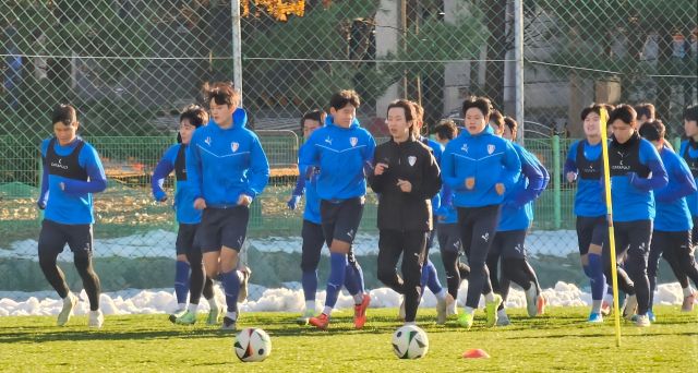 화성 클럽하우스 훈련장에서 열린 프로축구 수원 삼성의 동계훈련에서 선수들이 본격적인 훈련에 앞서 런닝으로 몸을 풀고 있다.수원 삼성 제공
