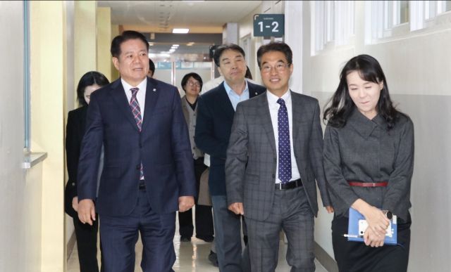 최대호 안양시장이 안양여자고등학교를 방문해 고교학점제 준비상황 등 현장 의견을 청취하고 있다. 안양시 제공