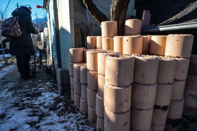 검은 연탄이 흰 재가 되는 건, 어둠 속에서 빛을 품고 나서다. 차갑고 단단했던 연탄은 자신을 태우며 뜨거운 온기를 내뿜는다. 온기는 방을 데우고, 얼어붙은 손을 녹이며, 고된 하루를 마친 사람들의 마음을 안아준다. 연탄은 말이 없다. 침묵 속에 깊은 헌신. 자신을 다 태우고 나면 새하얀 재가 돼 바람에 흩어진다. 사라진 자리엔 따뜻했던 순간들만 남는다. 그렇게 연탄은 자기 몸을 태워가며 세상을 덥힌다. 누군가는 연탄의 불빛 아래에서 미소를 짓고, 누군가는 그 온기 속에서 꿈을 꾼다. 연탄이 남기는 재는 나눔과 사랑의 흔적이다.조주현기자