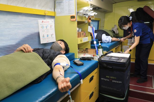LH경기남부지역본부 직원들이 지난 16일부터 진행된 헌혈 행사에 동참하고 있다. LH경기남부지역본부 제공