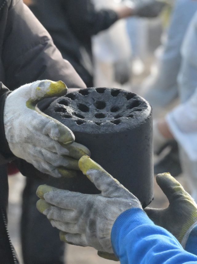 손에서 손으로 연탄과 함께 온기가 전해진다.조주현기자