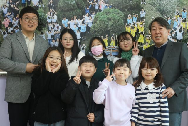 이천 대월초 교사와 학생들이 2년에 걸쳐 학생들 손으로 직접 만든 새로운 교가를 탄생시킨 주인공 들이다. 이천교육지원청 제공.