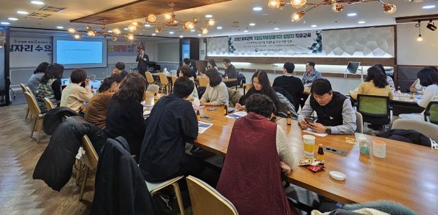 설명회에 참여한 담당자들이 스마트공장 지원사업에 대한 설명을 듣고 있다. 인천TP 제공