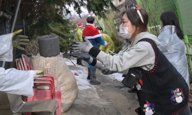꿀벌마을에 온 연탄 산타! [포토뉴스]
