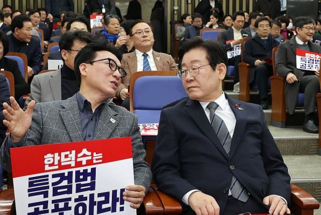 더불어민주당 이재명 대표(앞줄 오른쪽)와 김민석 최고위원이 24일 오후 국회에서 열린 의원총회에서 대화하고 있다. 연합뉴스