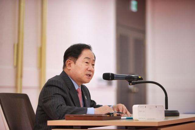 남양주시청 여유당에서 열린 공직자 회의에서 주광덕 시장이 이사말을 하고 있다. 남양주시 제공