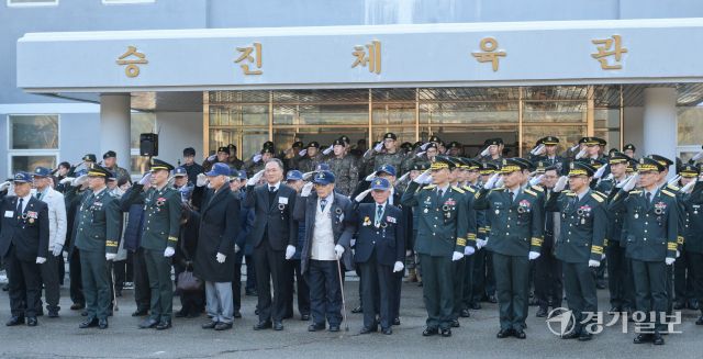 26일 오후 포천시 육군 제5군단 승진체육관에서 열린 '6·25 전사자 합동영결식'에서 김성민 5군단장, 김종훈 포천시 부시장 등 참석자들이 경례를 하고 있다.