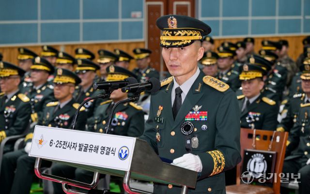 26일 오후 포천시 육군 제5군단 승진체육관에서 열린 '6·25 전사자 합동영결식'에서 김성민 5군단장이 추모사를 하고 있다. 김 군단장은 “호국영웅들의 희생으로 자유민주주의를 수호할 수 있었다”며 “고도의 전투준비태세와 대응태세를 완비하겠다”고 강조했다. 윤원규기자