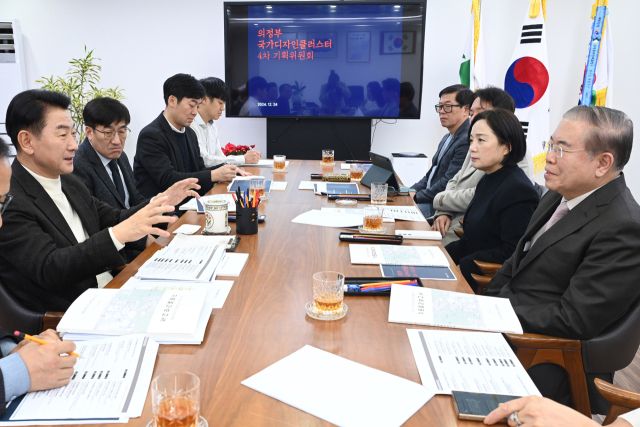 김동근 의정부시장이 지난 24일 오후 시청 회의실에서 열린 ‘캠프 레드클라우드 국가디자인클러스터 조성 자문위원회’에서 참석자들과 현안을 논의하고 있다. 의정부시 제공