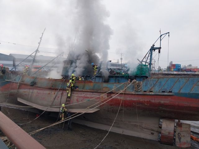 지난 25일 인천 동구 만석동 인근에서 폐선박을 해체하다가 불이 났다. 인천소방본부제공