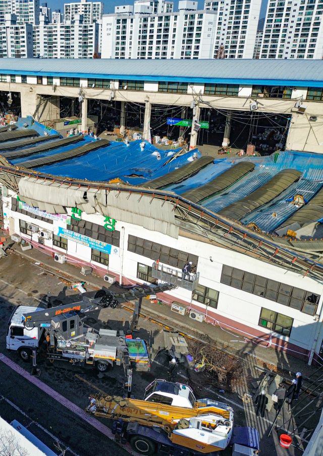 '폭설피해' 안양농수산물도매시장 청과동 지붕 철거 시작 [포토뉴스]