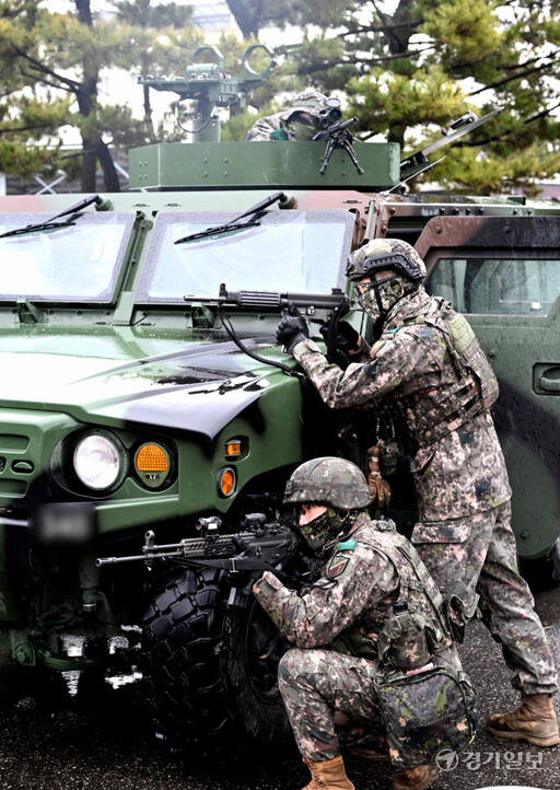 17사단 장병들이 지난 2월 한국가스공사 인천기지본부에서 핵심노드 중심의 국가중요시설 통합방호훈련을 하고 있다. 사진은 기사 본문과 구체적인 관련 없음. 경기일보 DB