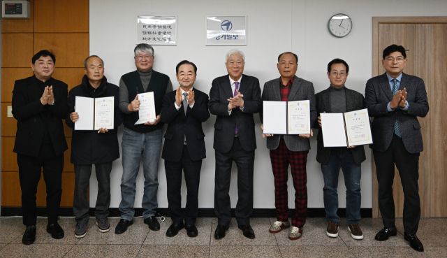 26일 오후 인천 남동구 경기일보 인천본사 회의실에서 열린 경기일보 서해5도 포토통신원 위촉식에서 이순국 경기일보 대표이사 사장(가운데 오른쪽), 김기태 인천본사 사장(가운데 왼쪽) 등이 포토통신원들과 기념촬영을 하고 있다. 조병석기자