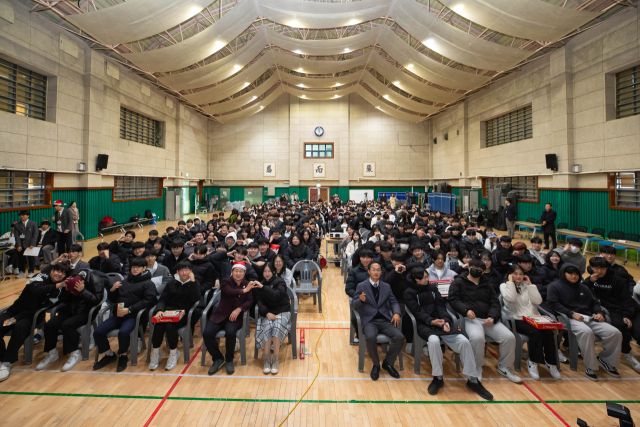지난 24일 남양주진건고등학교 실내 체육관에서 주광덕 시장이 강의한 꿈과 희망을 전하는 진로 특강을 마치고 학생들과 기념촬영을 하고 있다. 남양주시 제공