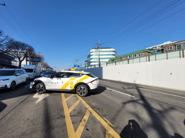 26일 오전 11시45분께 수원시 장안구에서 60대 남성이 몰던 택시가 차량 3대와 보행자 4명을 들이받는 사고가 발생했다. 현장 모습. 경기도소방재난본부 제공
