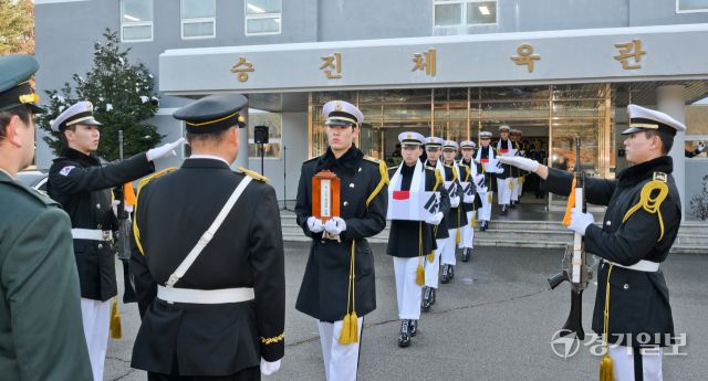 26일 오후 포천시 육군 제5군단 승진체육관에서 열린 '6·25 전사자 합동영결식'에서 장병들이 76구의 유해를 봉송하고 있다. 5군단은 지난 4월부터 11월까지 28주 동안 1만 6천여 명의 장병을 투입해 유해 76구와 탄약류, 보급품 등 1만 4천8백여 점의 유품을 발굴했다. 윤원규기자