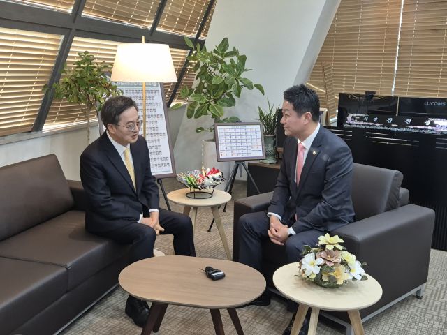 26일 오전 경기도의회 의장실에서 김동연 경기도지사(왼쪽)가 김진경 경기도의회 의장을 만나 예산안의 조속한 처리를 부탁하고 있다. 김경희기자