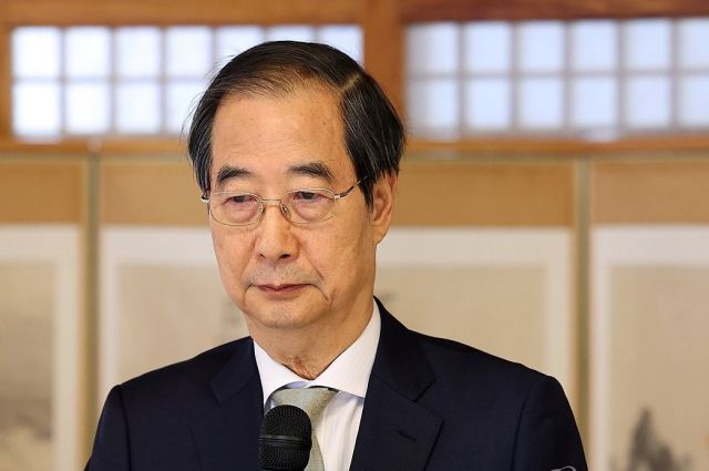 한덕수 대통령 권한대행 국무총리가 24일 서울 삼청동 총리 공관에서 열린 ‘서울재팬클럽(SJC) 오찬 간담회’에서 통역 발언을 들으며 생각에 잠겨 있다. 연합뉴스