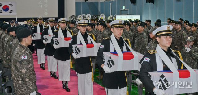 26일 오후 포천시 육군 제5군단 승진체육관에서 열린 '6·25 전사자 합동영결식'에서 장병들이 76구의 유해를 봉송하고 있다. 5군단은 지난 4월부터 11월까지 28주 동안 1만 6천여 명의 장병을 투입해 유해 76구와 탄약류, 보급품 등 1만 4천8백여 점의 유품을 발굴했다. 윤원규기자