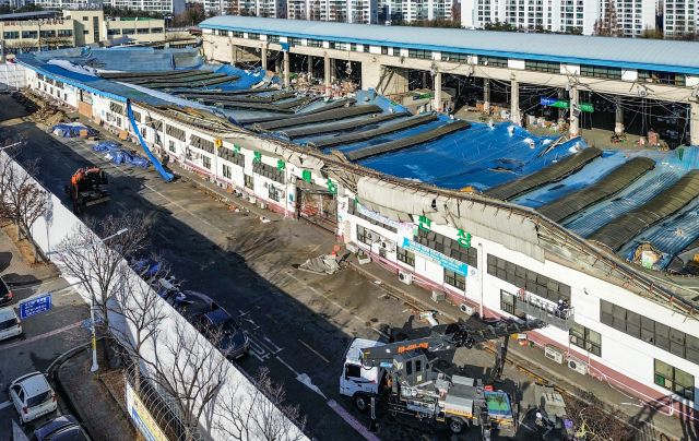 '폭설피해' 안양농수산물도매시장 청과동 지붕 철거 시작 [포토뉴스]