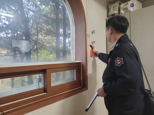 26일 소방서 화재안전조사팀이 경기지역 학교를 찾아 화재 예방 집중 진단을 하고 있는 모습. 경기도소방재난본부 제공