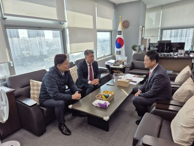 26일 김진경 경기도의회 의장(더불어민주당·시흥3)이 최종현 민주당 대표의원(수원7), 김정호 국민의힘 대표의원(광명1)과 만나 경기도와 경기도교육청의 올해 마지막 추가경정예산안과 내년도 예산안을 처리하기로 합의했다. 김경희기자