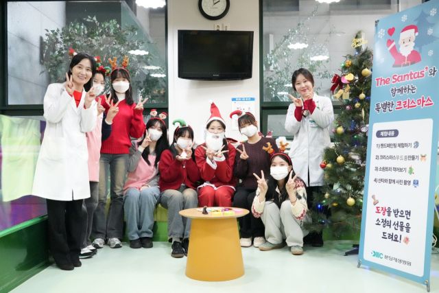 분당제생병원은 어린이 환자들을 위한 작은 크리스마스 행사를 진행한 뒤 기념촬영을 하고 있다. 분당제생병원 제공