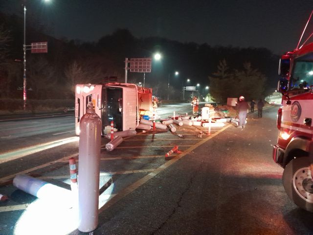 [포털] 인천 남동구서 혼합가스 차량 쓰러져…1시간30여분 동안 도로 일부 통제