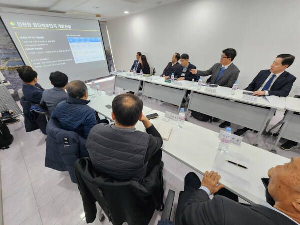 해수부와 IPA는 지난 24일 인천 중구 상상플랫폼 내항 홍보관에서 지역 시민단체, 인천항발전협의회와 ‘인천항 항만배후단지 개발 설명회’를 열고 2-1단계를 공공개발로 추진하는 방안 발표하고 있다. 경기일보DB