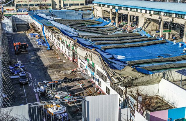 '폭설피해' 안양농수산물도매시장 청과동 지붕 철거 시작 [포토뉴스]