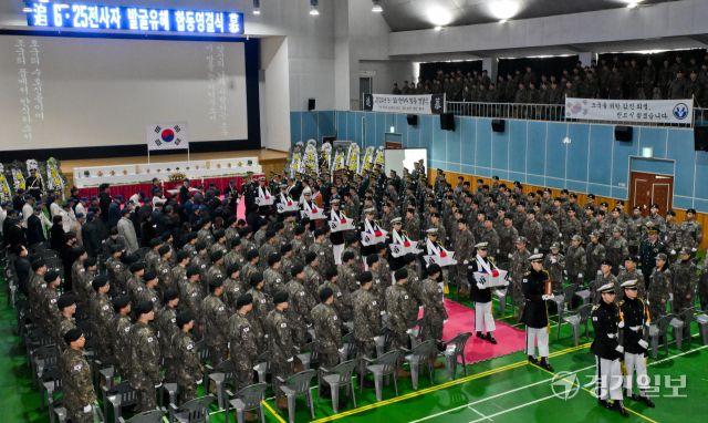 26일 오후 포천시 육군 제5군단 승진체육관에서 열린 '6·25 전사자 합동영결식'에서 장병들이 76구의 유해를 봉송하고 있다. 5군단은 지난 4월부터 11월까지 28주 동안 1만 6천여 명의 장병을 투입해 유해 76구와 탄약류, 보급품 등 1만 4천8백여 점의 유품을 발굴했다. 윤원규기자