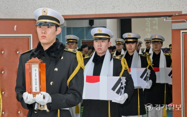 26일 오후 포천시 육군 제5군단 승진체육관에서 열린 '6·25 전사자 합동영결식'에서 장병들이 76구의 유해를 봉송하고 있다. 5군단은 지난 4월부터 11월까지 28주 동안 1만 6천여 명의 장병을 투입해 유해 76구와 탄약류, 보급품 등 1만 4천8백여 점의 유품을 발굴했다. 윤원규기자