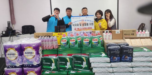 24일 용인시 해오름의집에서 한국수자원공사 수도권수도사업단 물사랑나눔단이 크리스마스 선물을 전달하고 기념촬영을 하고 있다. 한국수자원공사 수도권수도사업단 제공