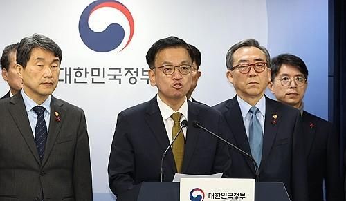 최상목 경제부총리 겸 기획재정부 장관(가운데). 연합뉴스