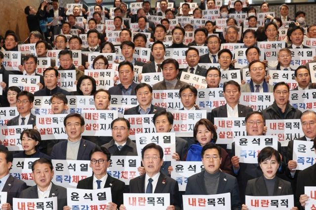 더불어민주당 이재명 대표, 박찬대 원내대표 등 의원들이 27일 국회 본청 계단에서 한덕수 국무총리 탄핵안을 가결한 뒤 윤석열 규탄대회를 열고 있다. 연합뉴스