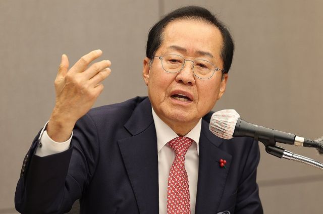 홍준표 대구시장이 26일 오후 대구 북구 대구시청 산격청사에서 열린 송년 기자간담회에서 질문에 답변하고 있다. 연합뉴스