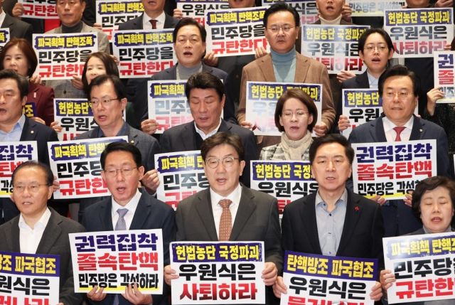 국민의힘 권성동 원내대표 등 의원들이 27일 국회 본청 계단에서 한덕수 국무총리 탄핵소추안 표결과 관련해 우원식 국회의장과 민주당을 규탄하고 있다. 연합뉴스