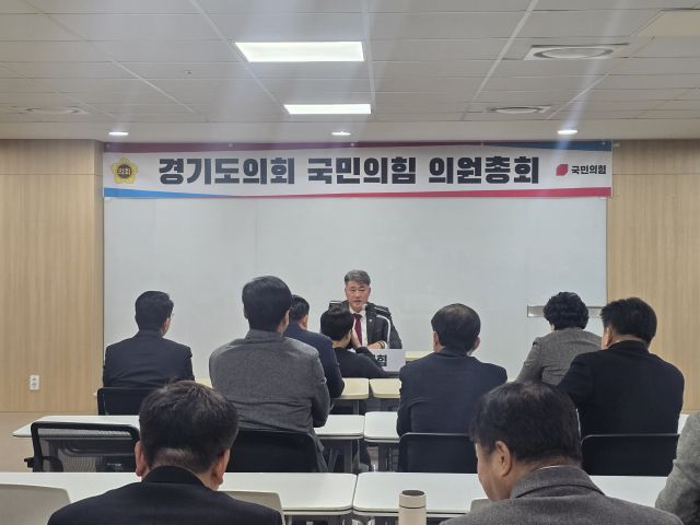 27일 오후 경기도의회 중회의실에서 김정호 도의회 국민의힘 대표의원이 의원총회를 진행하고 있다. 이날 김 대표는 병환으로 인해 휠체어에 탄 채 의원총회를 진행했다. 김경희기자