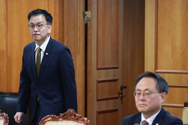 최상목 대통령 권한대행 부총리 겸 기획재정부 장관이 27일 오후 정부서울청사에서 열린 국가안전보장회의(NSC)에 참석하고 있다. 연합뉴스