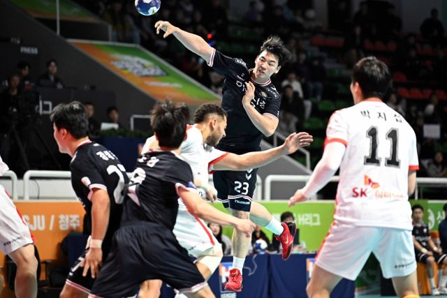 28일 청주 SK호크스 아레나에서 열린 ‘신한 SOL페이 2024-2025 핸드볼 H리그’ 남자부 3라운드 SK호크스와의 경기서 하남시청 박광순이 점프슛을 날리고 있다.한국핸드볼연맹 제공