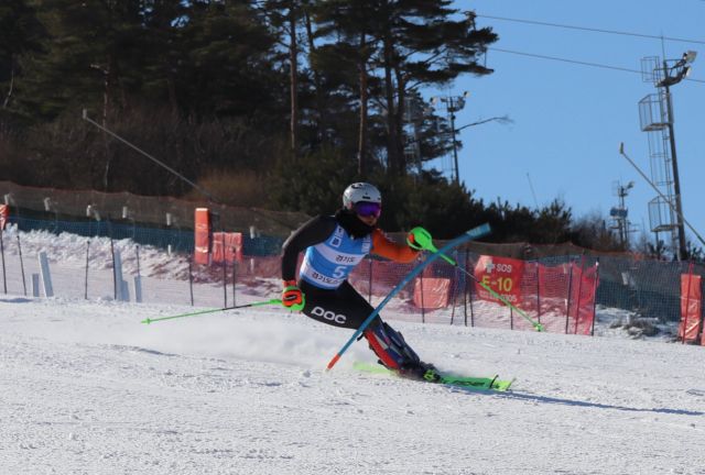 28일 평창 알펜시아리조트 스키장에서 열린 제26회 경기도회장배스키대회 알파인 경기에 출전한 한 선수가 기문을 통과하고 있다.경기도스키협회 제공