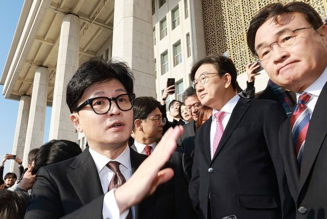 국민의힘 한동훈 대표가 지난 16일 오전 서울 여의도 국회에서 당대표 사퇴 기자회견을 마치고 차량에 탑승하며 의원들과 인사하고 있다. 연합뉴스