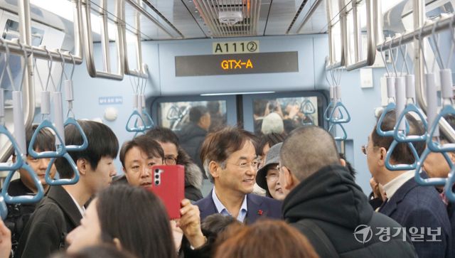 28일 킨텍스역에서 GTX-A노선 운정~서울역 구간 개통식이 열린 후 이동환 고양특례시장이 시민들과 함께 열차를 시승하며 이야기를 나누고 있다. 신진욱기자