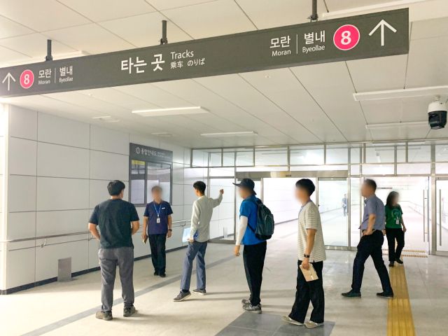 남양주시 직원들이 별내 8호선 다산역 6번 출구를 개방하기 전에 안전 점검을 실시하고 있다. 남양주시 제공