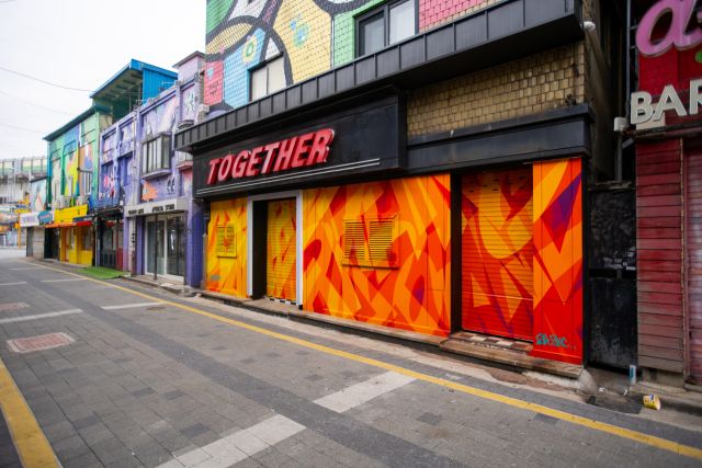 올해 엔조 작가가 동두천 보산동 외국인관광특구 상가에 제작한 그래피티 아트. 경기문화재단 제공