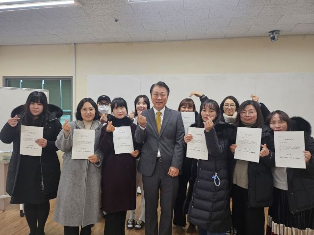 차명호 퍙택대 상담학과 교수가 자살예방교육에 참석한 시민들과 기념촬영을 하고 있다. 평택대 제공