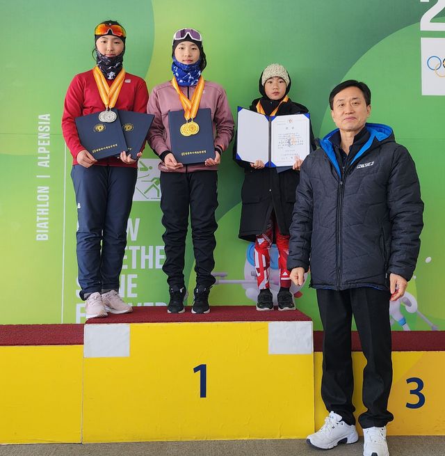 여초 고학년부에서 2관왕에 오른 박서윤(가운데)이 시상식 후 기념촬영을 하고 있다.일동초 제공