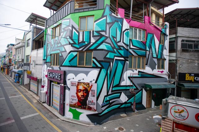 올해 진스비에이치 작가가 동두천 보산동 외국인관광특구 상가에 제작한 그래피티 아트. 경기문화재단 제공